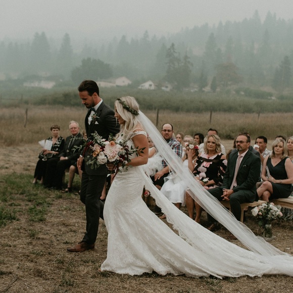 White single comb veil